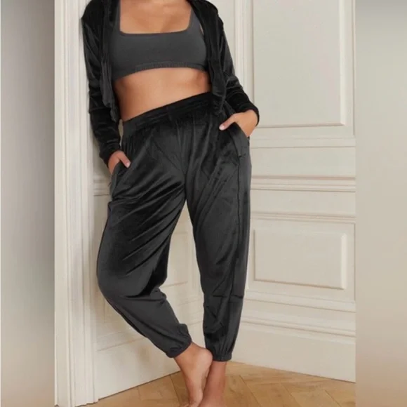 SKIMS Black Velour Jogger Pants Women's Size M Soot Elastic Waist AP-LEG-0887 - Picture 9 of 9